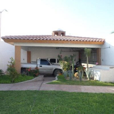 Casa residencial con Alberca, Carretera a Santa Rita, a un lado del Infonavit.