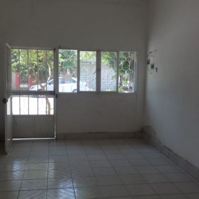 Casa para comercio 2 Plantas en Esquina, Gomez Centro, a 3 Cuadras del Blvd. Aleman