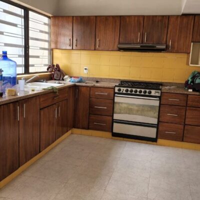 Casa amplia, Ideal para Oficina o Clinica, Col. Amp. los Angeles, a 100 mts. Plaza del Eco.