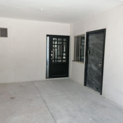 Casa Seminueva Col. Carmen Romano, a 100 mts. de Calz. Div. del norte, cerca de Hosp. Angeles, Tec. de Mty.