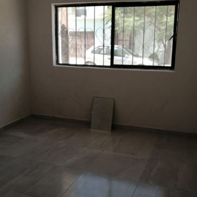 Casa Seminueva Col. Carmen Romano, a 100 mts. de Calz. Div. del norte, cerca de Hosp. Angeles, Tec. de Mty.