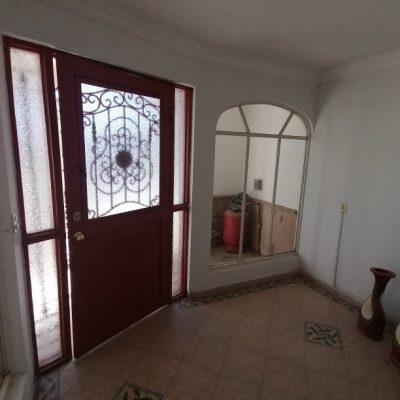 Casa 2 Plantas en Esquina, cerca del Al súper, y 50 mts. av. Allende, Col. Nueva California