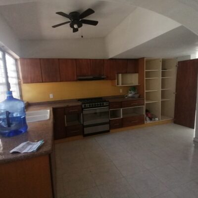 Casa amplia, Ideal para Oficina o Clinica, Col. Amp. los Angeles, a 100 mts. Plaza del Eco.