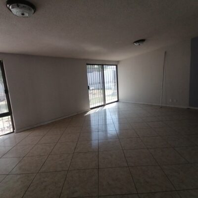 Casa amplia, Ideal para Oficina o Clinica, Col. Amp. los Angeles, a 100 mts. Plaza del Eco.