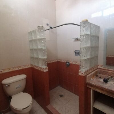 Casa amplia, Ideal para Oficina o Clinica, Col. Amp. los Angeles, a 100 mts. Plaza del Eco.