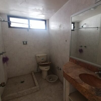 Casa amplia, Ideal para Oficina o Clinica, Col. Amp. los Angeles, a 100 mts. Plaza del Eco.
